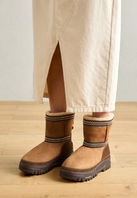 UGG CLASSIC MINI TRAILGAZER - Zimski škornji - chestnut