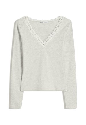 Bluză cu mânecă lungă, de culoare gri, cu decolteu în V, marginită cu dantelă albă. Fabricată dintr-un material moale, cu o textură netedă și o croială lejeră.