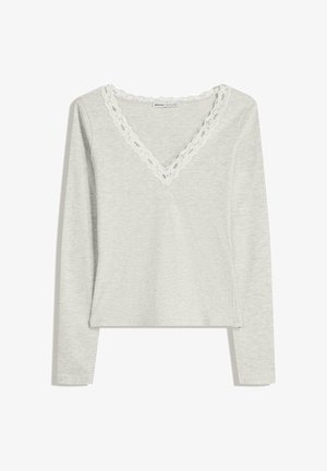 Haut à manches longues, gris, avec un décolleté en V bordé de dentelle blanche. Fabriqué dans un tissu doux au toucher lisse et à la coupe décontractée.