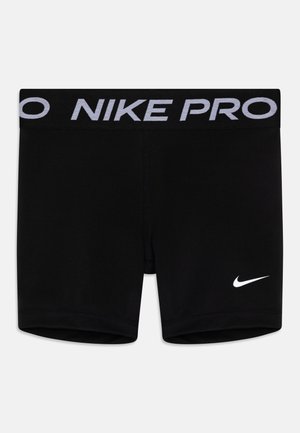 Juodos Nike Pro šortai su plačia elastinga juostele, ant kurios parašyta "NIKE PRO" balta spalva. Lygi, elastinga medžiaga su mažuoju baltu Nike logotipu ant kojos.