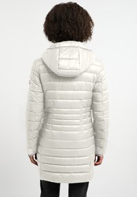 Dikke, lichtgrijze jas met een capuchon, voorzien van horizontale stiksels, een iets langere achterkant en een glanzende textuur.