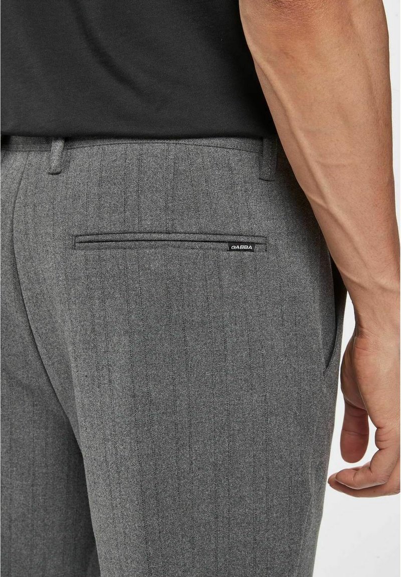 Graue Nadelstreifen-Hosen aus strukturiertem Stoff verfügen über eine Gesäßtasche mit einem kleinen schwarzen Logopatch und einen flachen Bund.