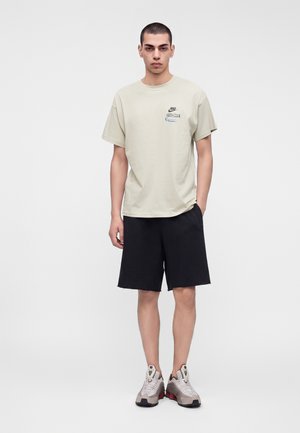 Nike Sportswear, TEE UNISEX - Μπλουζάκι με στάμπα - light bone