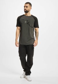 Rocawear Marškinėliai su spaudiniu - anthracite