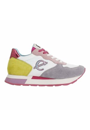Buntfarbige Sneakers aus weißem Leder, mit pastellrosa, gelbem und grauem Veloursleder, einem pinken, metallischen Absatz und einem gemusterten Logo an der Seite.