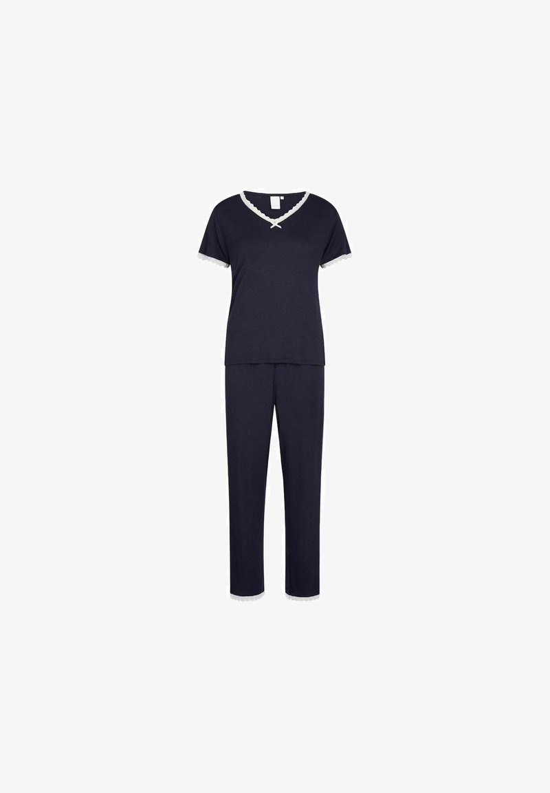 Temno modra pižama z zgornjim delom s kratkimi rokavi, ki ima V-izrez obrobljen z čipko, ter ujemajočimi hlačami z čipkastimi detajli na robu.