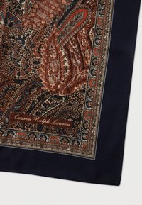 Selyem sál bonyolult paisley- és virágmintákkal barna, piros és kék árnyalatokban; díszített szegéllyel; márkajelzés látható.