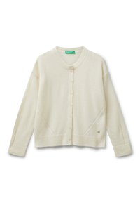 Krémový cardigan s předním zapínáním na knoflíky, ribovanými manžetami a mírně zkráceným střihem. Obsahuje diagonální švy a malou značkovou ozdobu.