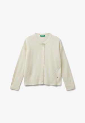 Cárdigan crema con cierre de botones, puños acanalados y un diseño ligeramente corto. Presenta detalles de costura diagonal y un pequeño logotipo.