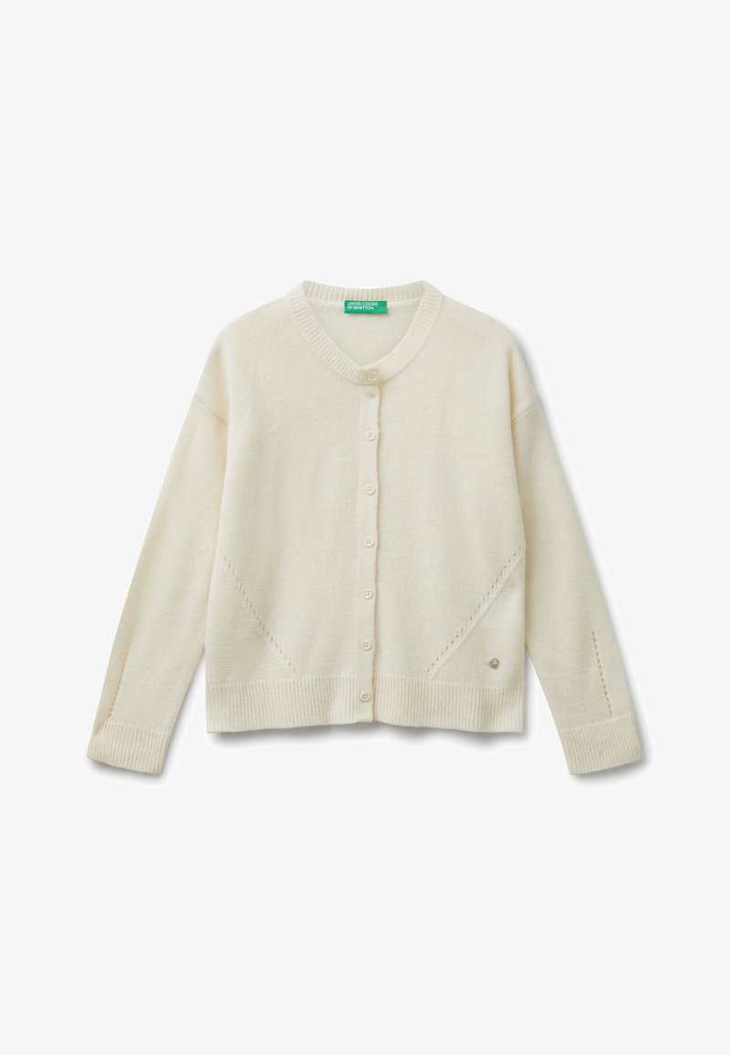 Cardigan crema con chiusura a bottoni, polsini a coste e un design leggermente cropped. Presenta dettagli di cucitura diagonale e una piccola etichetta con logo.