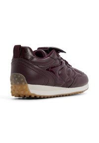 Burgundy kengät nahka- ja teksturoitujen yksityiskohtien kanssa, joissa on tarranauha, pehmustettu kaulus ja kumipohja, jossa on kuvioidut gripsit.