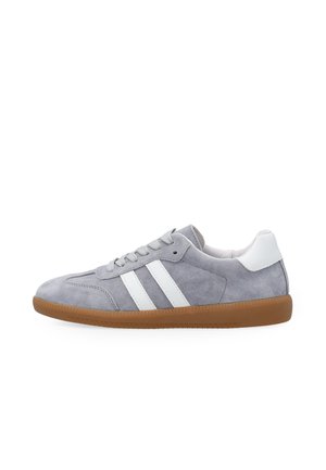 Grauer Wildledersneaker mit weißen Streifen, weißem Fersenlasche, Gummisohle in Kaugummifarben und Schnürsenkeln, seitlich auf weißem Hintergrund abgebildet.