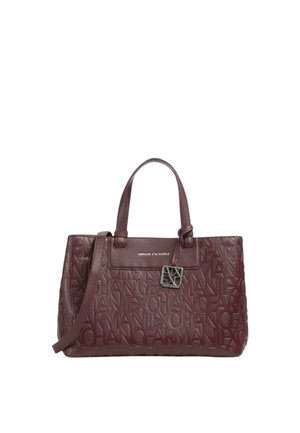 Mørkerød Armani Exchange håndtaske med præget logo, to hanke, en aftagelig skulderrem og en firkantet metal logo charm.
