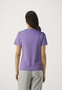 HUGO DELORIS - T-shirts - open purple