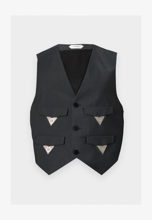 Μαύρο ραμμένο γιλέκο με τέσσερις εμπρόσθιες τσέπες με καπάκι, η καθεμία ασφαλισμένη με ασημί τριγωνικό κουμπί, και τρία μαύρα κουμπιά κατά μήκος του κέντρου.