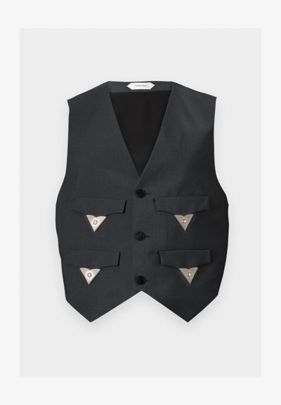 Gilet noir sur mesure avec quatre poches avant à rabat, chacune fermée par un bouton triangulaire argenté, et trois boutons noirs au centre.