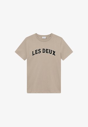 Beżowa bawełniana koszulka z krótkim rękawem z wyprofilowanym czarnym logo "LES DEUX" na klatce piersiowej. Klasyczny okrągły dekolt.