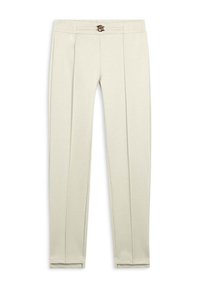Pantalones beige a medida con pliegues, que cuentan con una hebilla decorativa dorada en la cintura. Textura suave con piernas rectas.