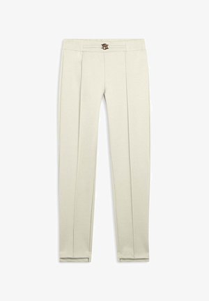 Pantalones beige a medida con pliegues, que cuentan con una hebilla decorativa dorada en la cintura. Textura suave con piernas rectas.