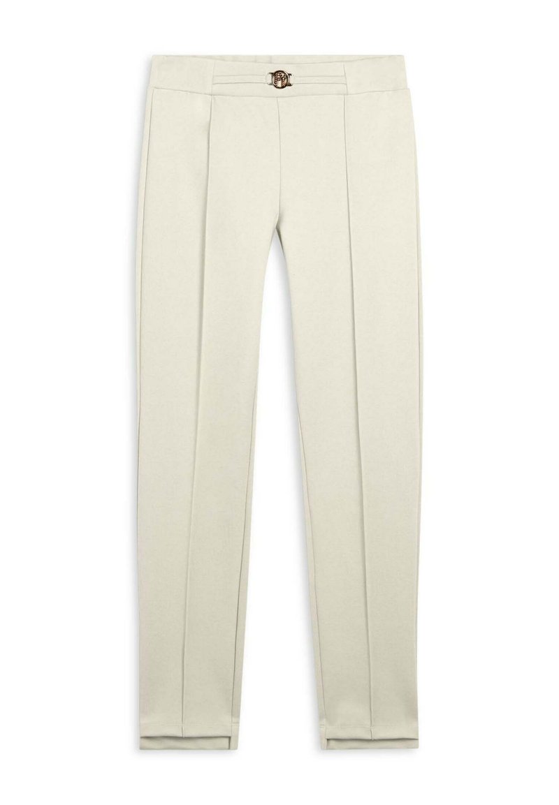 Pantalones beige a medida con pliegues, que cuentan con una hebilla decorativa dorada en la cintura. Textura suave con piernas rectas.
