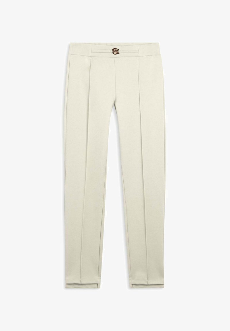 Pantalones beige a medida con pliegues, que cuentan con una hebilla decorativa dorada en la cintura. Textura suave con piernas rectas.