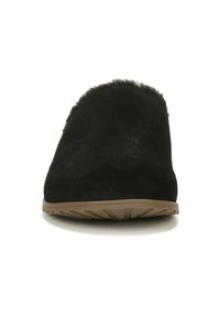 Zwarte suède pantoffel met een zachte bontaccent aan de bovenkant, voorzien van een flexibele bruine rubberen zool en een rond ontwerp.