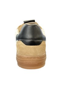 Braune Wildleder-Sneaker mit einem schwarzen Leder-Fersenbereich, strukturierter weißer Innenausstattung und einer hellbraunen Gummisohle. Mit einem Ziehgriff auf der Rückseite.