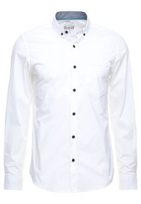 Camicia bianca a maniche lunghe con colletto button-down, bottoni neri, taschino sul petto e dettagli interni del colletto blu a contrasto.