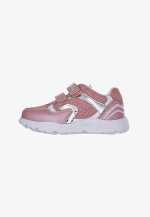 Zapatillas deportivas rosas con parte superior de malla texturizada y acentos de cuero sintético, que cuentan con una correa de Velcro y una suela de goma blanca.