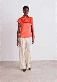 Marc Cain Bluse - bright tomato