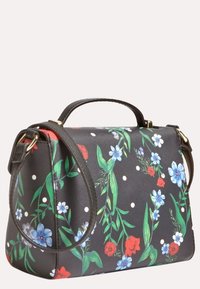 Černá kabelka s květinovým potiskem a puntíky, s pevnou konstrukcí, horním držadlem a odnímatelným ramenním popruhem. Obsahuje zelené listy a modré/červené květy.