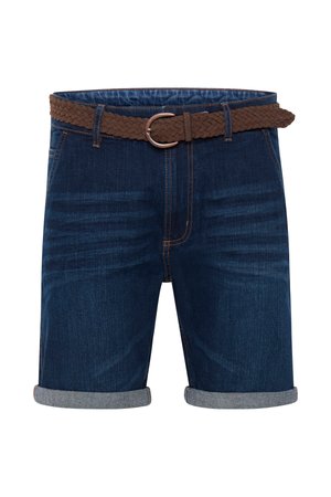 Jeansshorts i mörkblått med ett flätat brunt bälte. Har uppvikta ben och kontrasterande sömmar längs sömmarna.