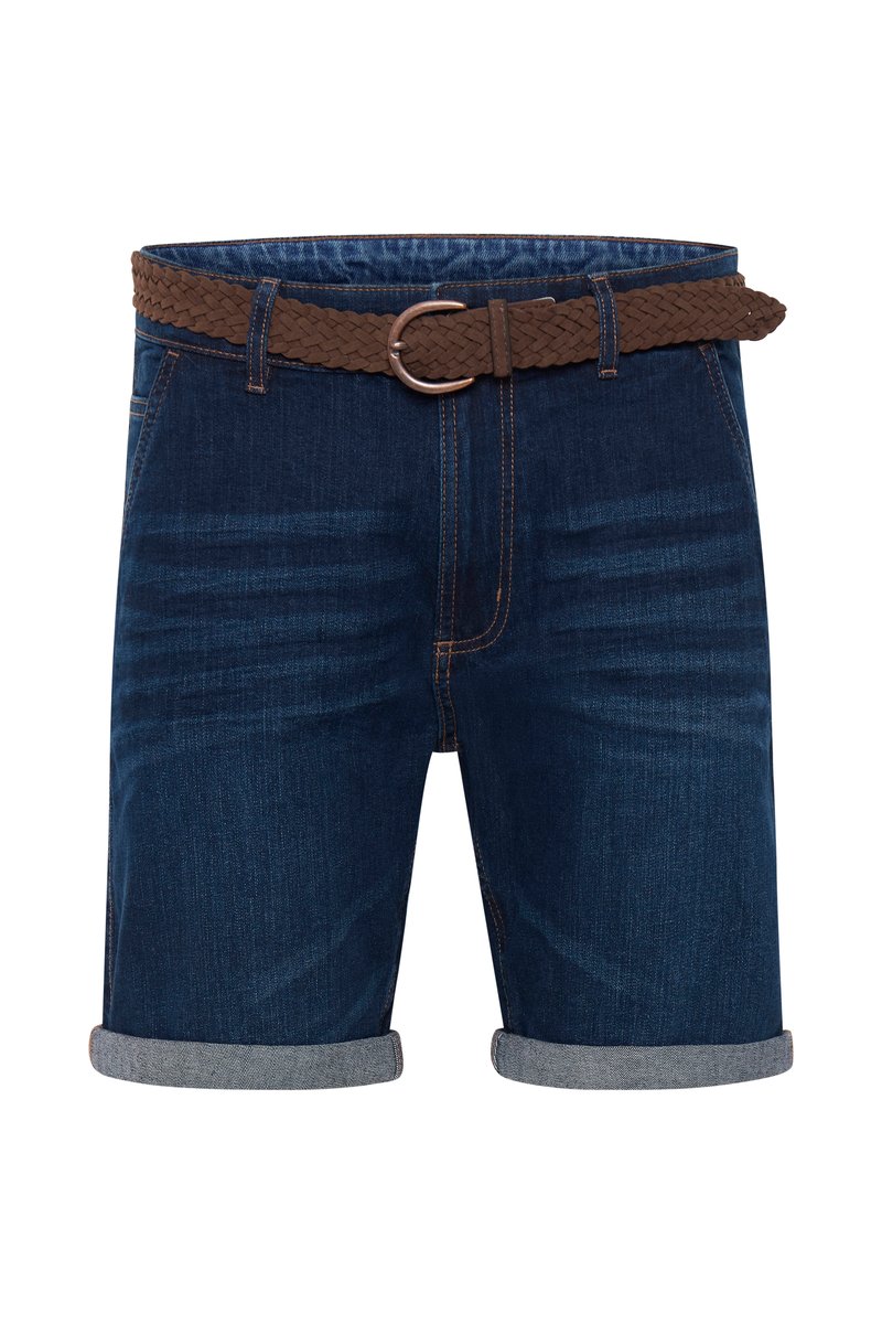 Mørkeblå denimshorts med et flettet brunt belte. Har rullede oppkant og kontrasterende sømmer langs sømmene.