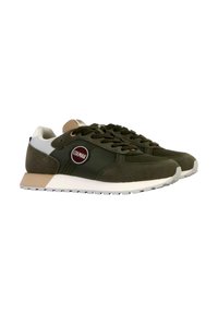 Sneaker in suede verde e mesh con accenti bianchi e beige, dotate di logo rotondo, design con lacci e suola in gomma con trazione.