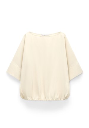 Bluzka w kolorze ecru o luźnym kroju, z szerokimi rękawami do połowy przedramienia, dekoltem w łódkę oraz elastycznym dołem, przedstawiona na białym tle.