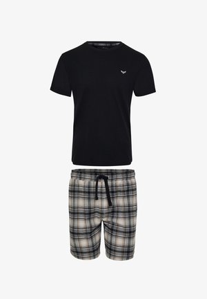 Czarna bawełniana koszulka z krótkim rękawem i małym logo, w połączeniu z krótkimi spodniami w kratę w odcieniach beżu, czerni i szarości. Posiada elastyczny pas.