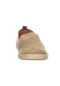 Beiger Slip-on-Espadrilles-Schuh mit perforiertem Veloursleder-Obermaterial, geflochtener Jutemittelsohle und Stoff-Zuglasche mit roten, weißen und marineblauen Streifen.