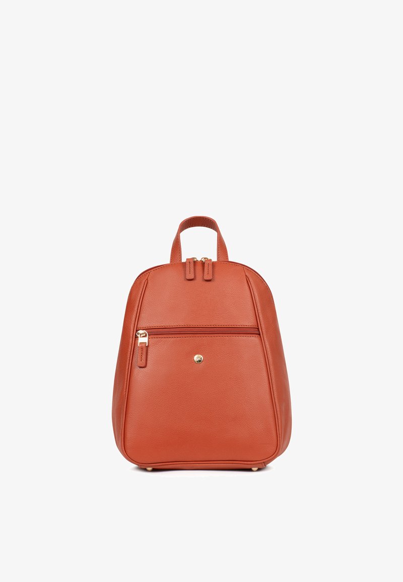 Zaino di medie dimensioni in pelle texturizzata color ruggine. Presenta una tasca frontale con zip e una maniglia superiore per un facile trasporto. Accenti in hardware dorato.