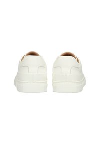 Scarpe bianche con un'esterno in pelle liscia, punta arrotondata, suola in gomma spessa e design minimalista. Nessun motivo o hardware visibile.
