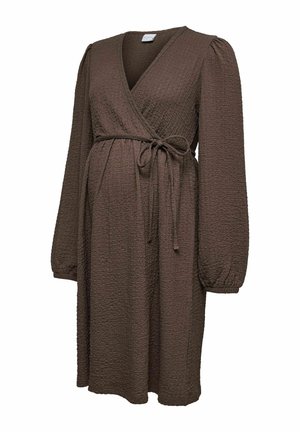 Robe portefeuille marron en tissu texturé, avec de longues manches bouffantes, une ceinture à nouer à la taille, et un décolleté en V.