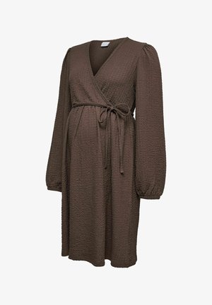 Robe portefeuille marron en tissu texturé, avec de longues manches bouffantes, une ceinture à nouer à la taille, et un décolleté en V.