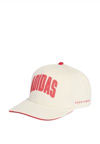 Gorra de tela crema, con el texto en rojo bold "ADIDAS" y el detalle "SPORTSWEAR". Visera plana con un acento rojo a lo largo del borde.