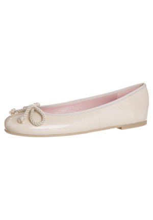 Ballerine plate en cuir verni beige avec un bout arrondi, ornée d'un nœud texturé à l'avant et d'une doublure intérieure rose pâle.