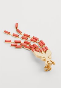 Gullfarget brosje med rektangulære korallperler, med et stilisert bladdesign. Glatt tekstur med metalliske aksenter og sikker lukking.