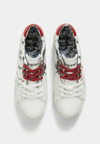 Weiße Sneaker mit einer strukturierten Oberseite, roten Akzenten an Ferse und Schnürsenkeln sowie einem gemusterten Innensohlen. Aus synthetischem Material gefertigt und mit einer runden Schuhspitze.