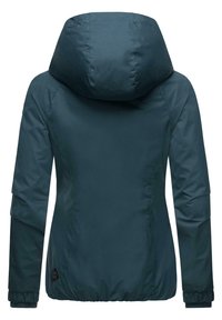 Tamsiai žalia su kapuce striukė su elastingomis rankovėmis, aptakiu dizainu ir tekstūruotu audiniu. Yra mažas logotipas kairėje apačioje.