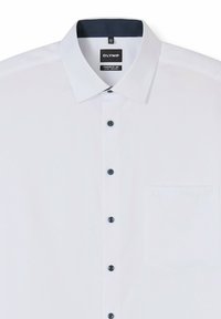 Weißes Hemd mit Knopfleiste und navyblauem Kragen, schwarzen Knöpfen und einer einzelnen Brusttasche. Hergestellt aus einem glatten, leichten Stoff.