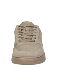 Beige suède sneakers met een gestructureerde bovenkant, gevoerde tong en platte veters. Rubberen zool in een lichtere beige tint. Eenvoudig, afgerond ontwerp.