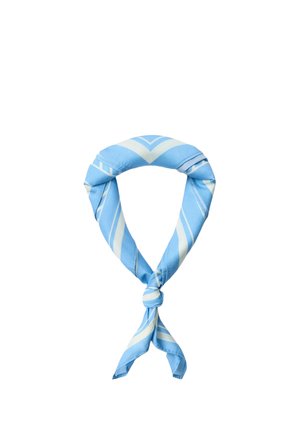 Lichtblauwe sjaal met witte geometrische strepen, opgevouwen en los gestrikt tegen een witte achtergrond.