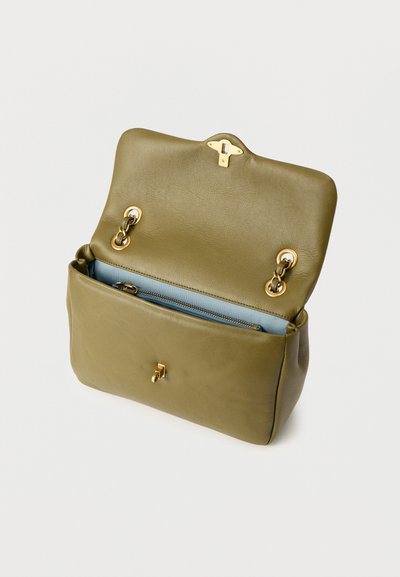 Τσάντα χειρός από δέρμα σε ελιά πράσινο χρώμα με αλυσίδες σε χρυσό τόνο, ανοιχτό καπάκι που αποκαλύπτει εσωτερική τσέπη με φερμουάρ σε ανοιχτό μπλε χρώμα, σε λευκό φόντο.